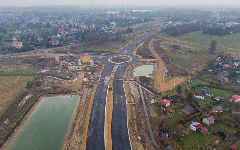 OŚWIĘCIM. Marcowy przelot dronem nad budową nowej obwodnicy Oświęcimia do drogi S1