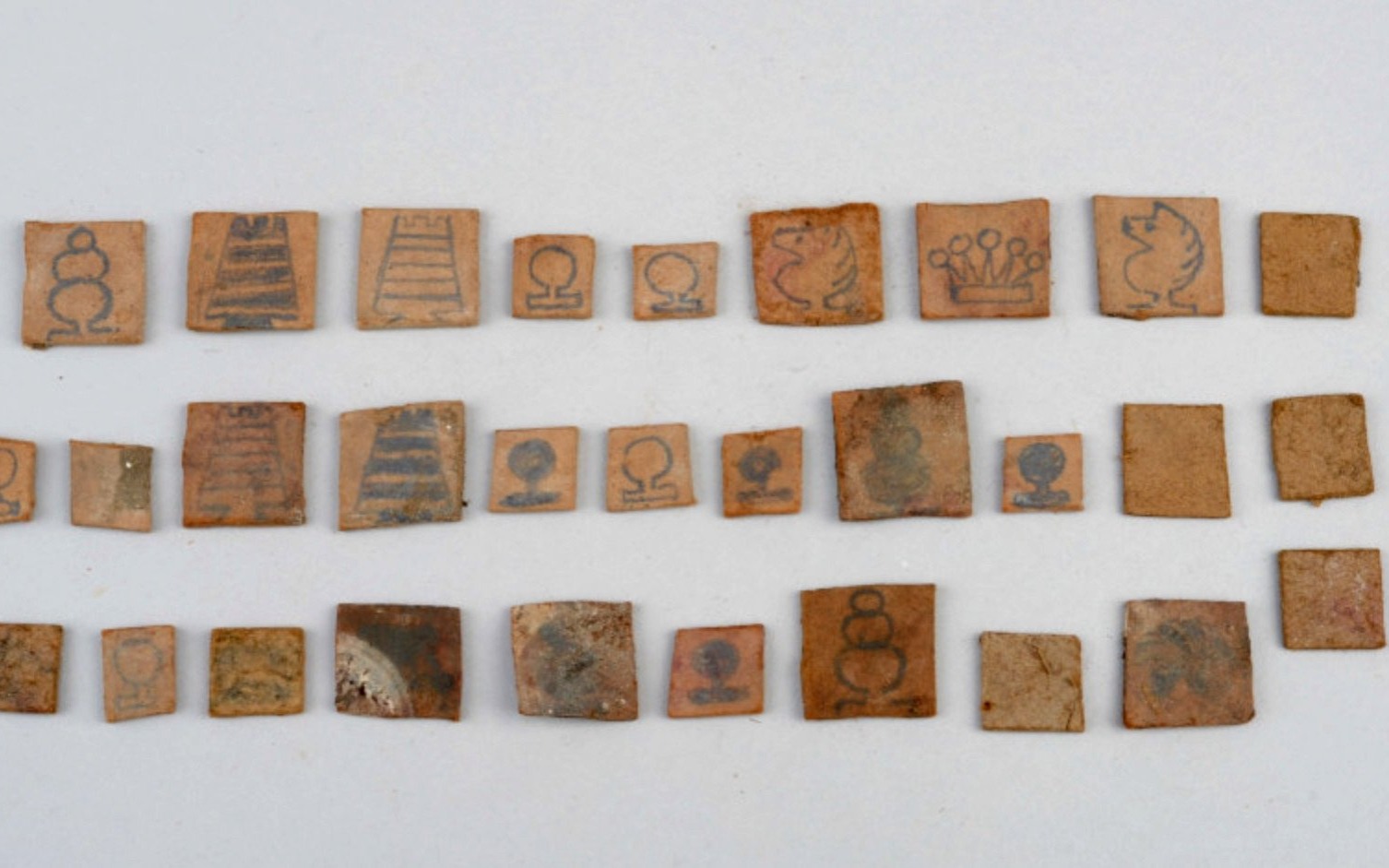 OŚWIĘCIM. Obozowe szachy odnalezione w jednym z historycznych budynków w Auschwitz