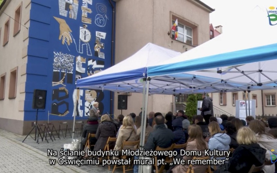 POWIAT. Mural „We remember” powstał na ścianie budynku Młodzieżowego Domu Kultury