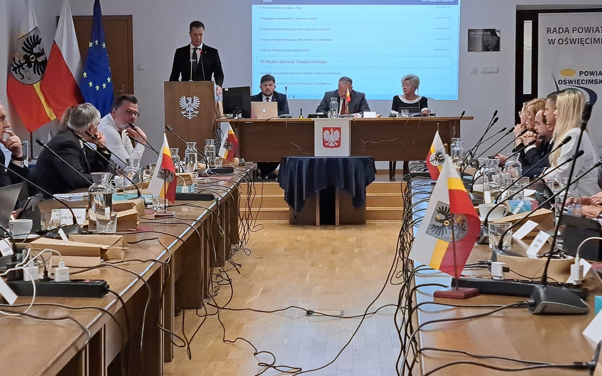 OŚWIĘCIM. Andrzej Skrzypiński ponownie wybrany starostą, Teresa Jankowska wybrana nowym wicestarostą