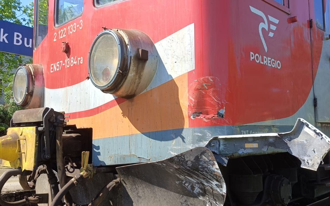 BULOWICE. Wypadek na torach, samochód osobowy uderzył w pociąg