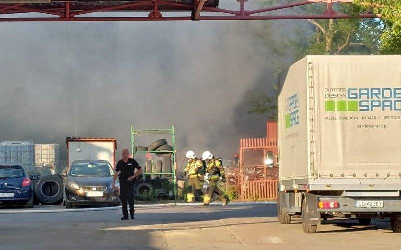 OŚWIĘCIM. Na ulicy Kolbego płonął skład starych opon samochodowych