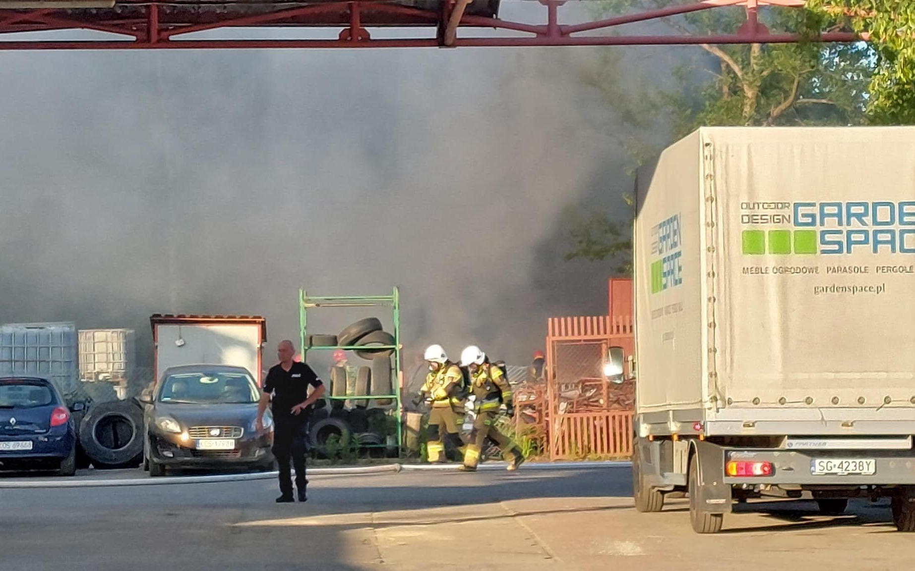 OŚWIĘCIM. Na ulicy Kolbego płonął skład starych opon samochodowych