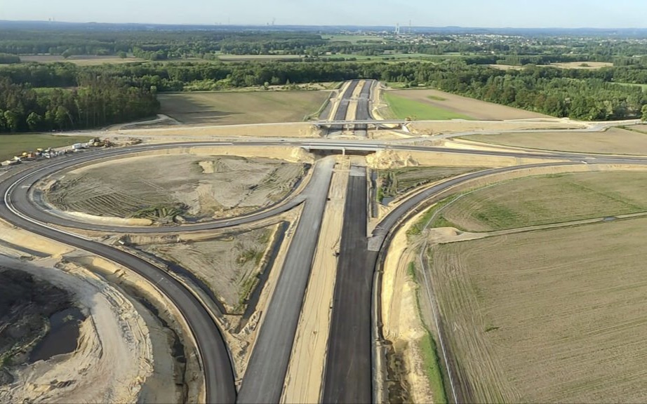 OŚWIĘCIM. Regularnie wzbija się w przestworza nad nowo powstającą trasą ekspresową S1