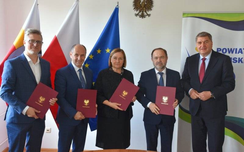 POWIAT. Podpisanie umowy na dokumentację przebudowy drogi powiatowej w Dworach Drugich