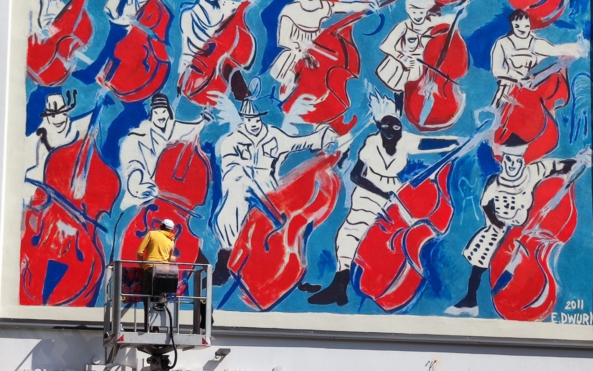 Odnowiony mural Edwarda Dwurnika w Oświęcimiu