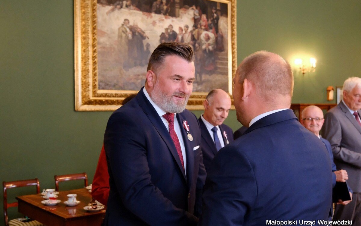 Odznaki honorowe za zasługi dla samorządu wręczone małopolskim samorządowcom