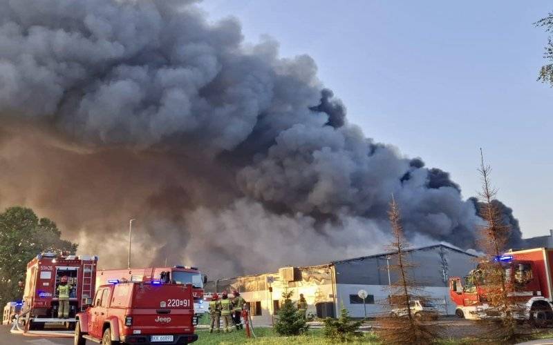 Pożar w hali produkcyjnej w Malcu: ewakuacja i trwająca akcja gaśnicza