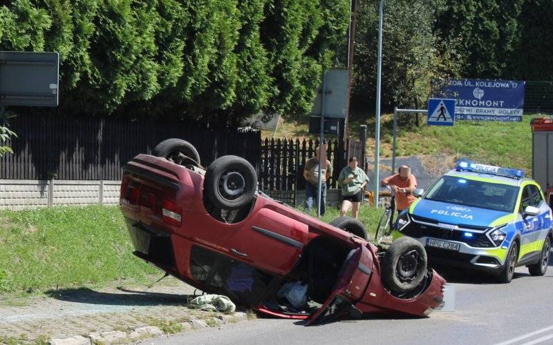 Dramatyczne dachowanie w Przeciszowie: 19-latka trafiła do szpitala