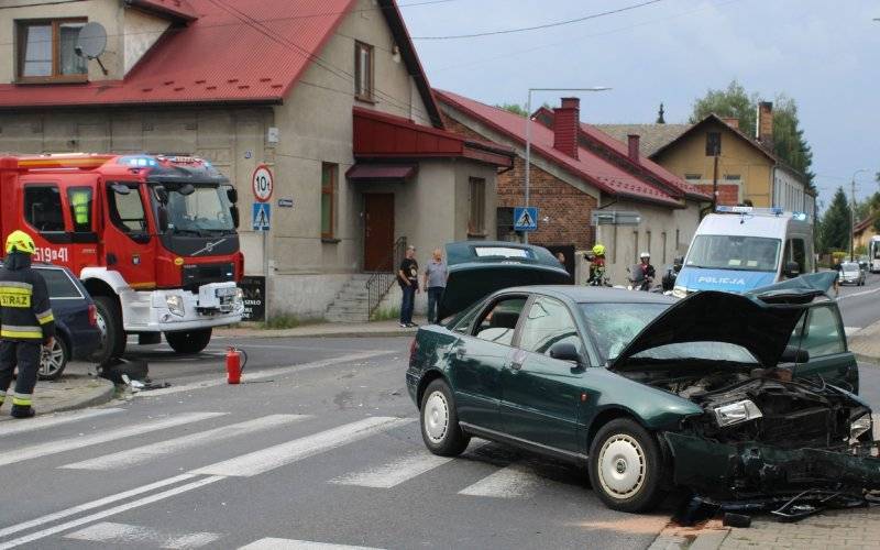 Szokujący wypadek w Kętach: Audi kontra Volkswagen: dwie piesze w szpitalu