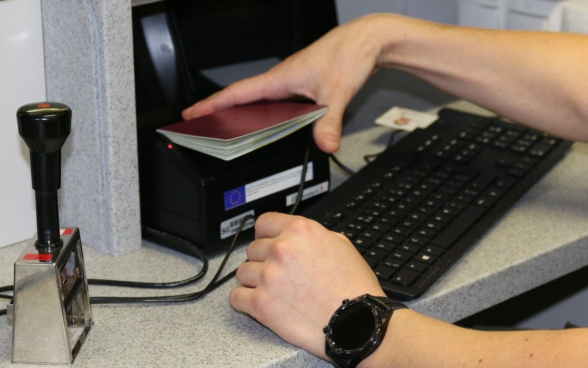 Zatrzymanie poszukiwanego Polaka z powiatu oświęcimskiego na lotnisku w Krakowie-Balicach