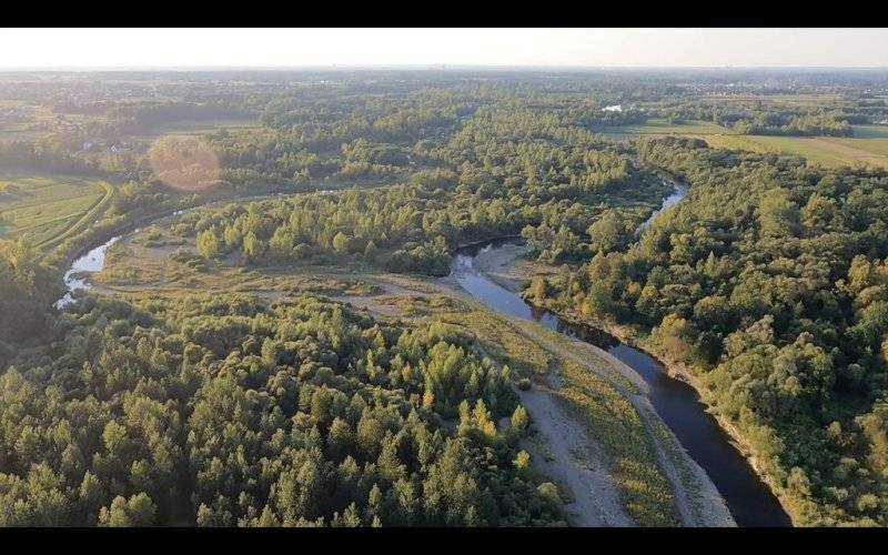 Przelot Mirosława Stecyka: paralotniarz przemierza malowniczą dolinę rzeki Soły