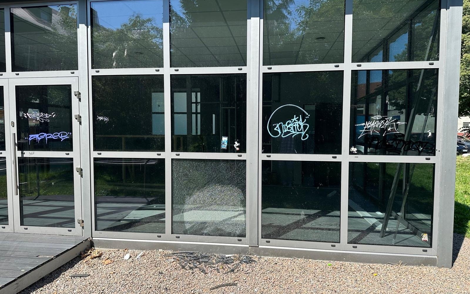 „Szklany dom” prezydenta miasta popada w ruinę