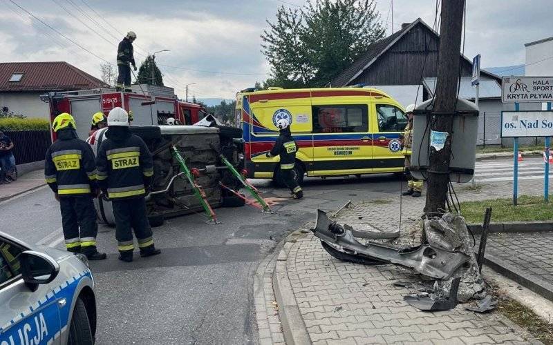 Kolizja Drogowa w Kętach: 83-latka Uderzyła w Słup Energetyczny