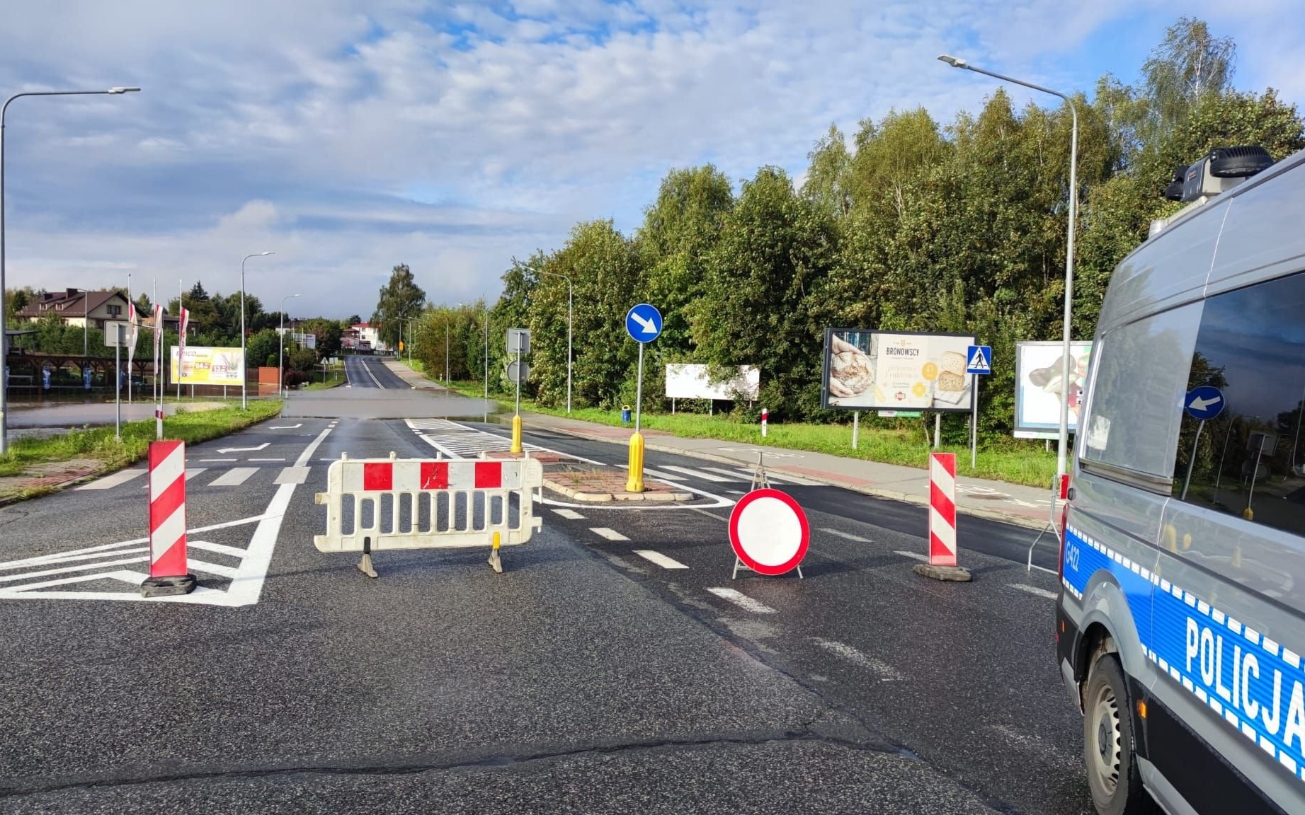 Zalane drogi w Brzeszczach i Jawiszowicach! Policja ostrzega kierowców – sprawdź, gdzie nie przejedziesz