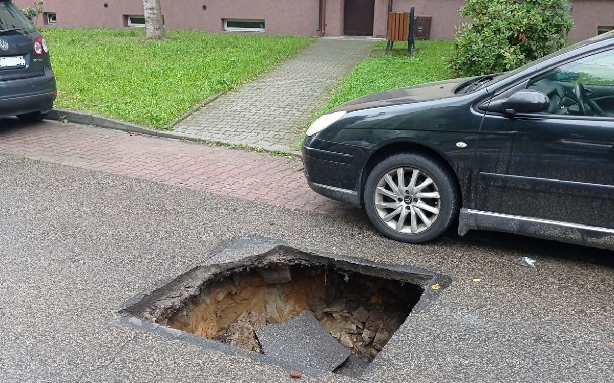 Zapadlisko na ulicy Kazimierza Wielkiego w Brzeszczach – policja wstrzymuje ruch!