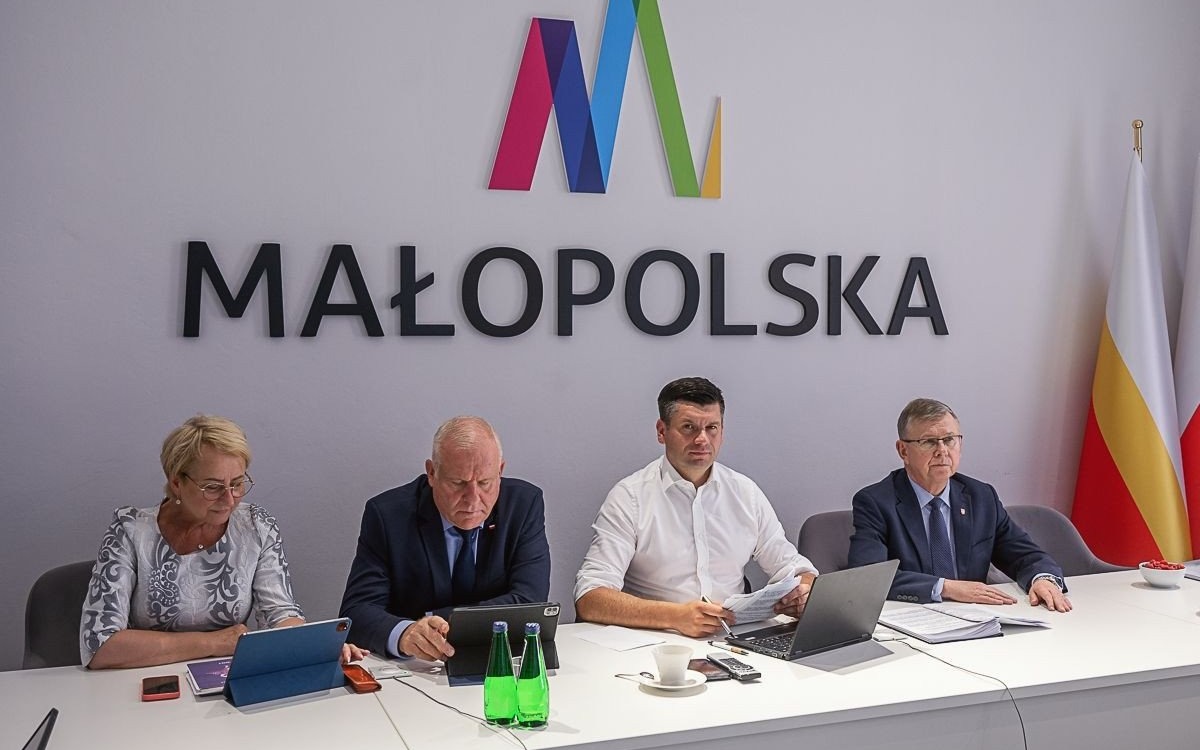 Małopolska przekazuje ponad 4,7 mln zł wsparcia dla regionów dotkniętych powodzią! Poznaj szczegóły pomocy!