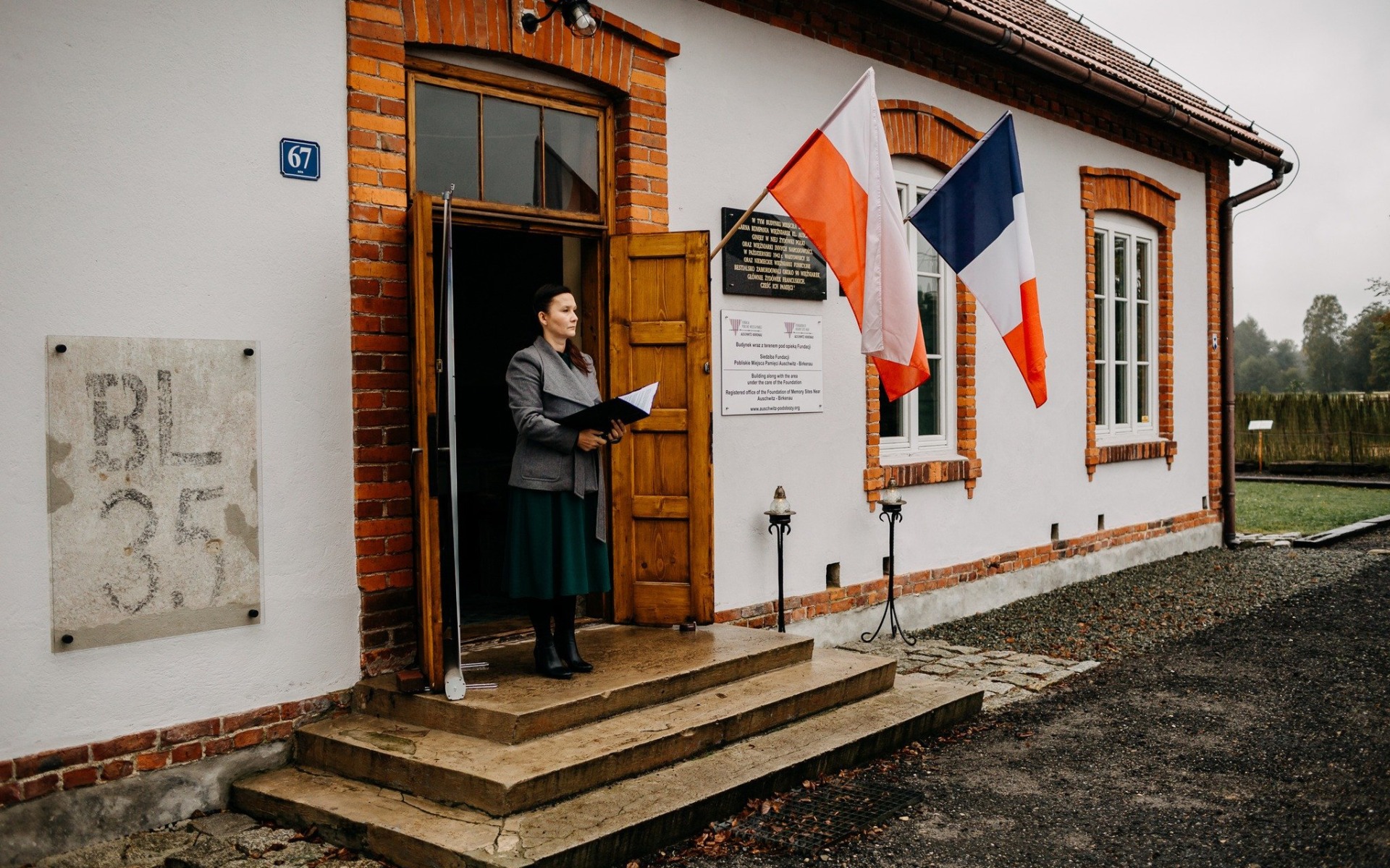 Upamiętnienie Masakry w Budach: Hołd złożony 90 Francuskim Więźniarkom