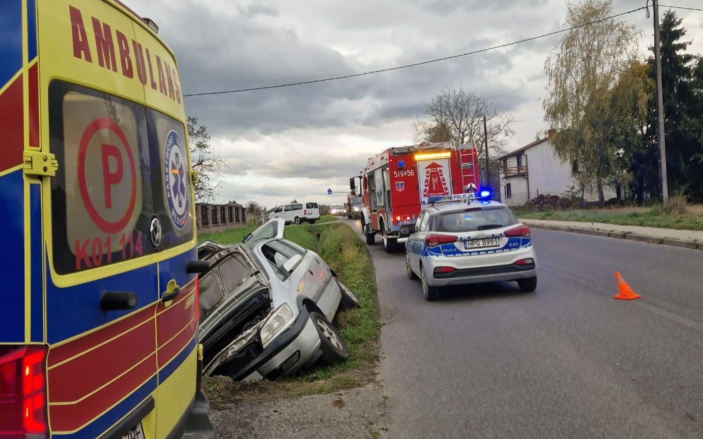 Kolizja drogowa w Jawiszowicach: zmęczony kierowca zasnął i zjechał do rowu