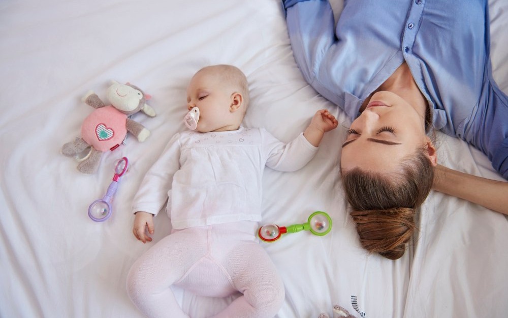 Rodzicielstwo bliskości – jak budować więź z dzieckiem w pierwszych miesiącach życia?