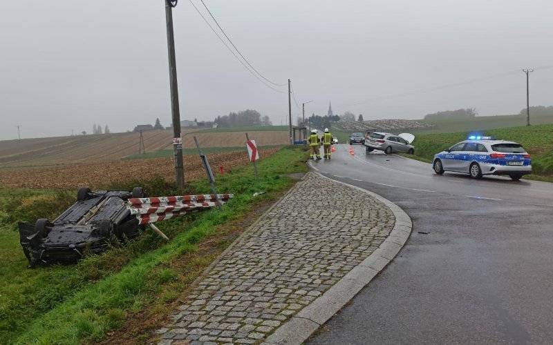 Dachowanie po zderzeniu dwóch aut w Osieku – 1,5-roczna dziewczynka w szpitalu