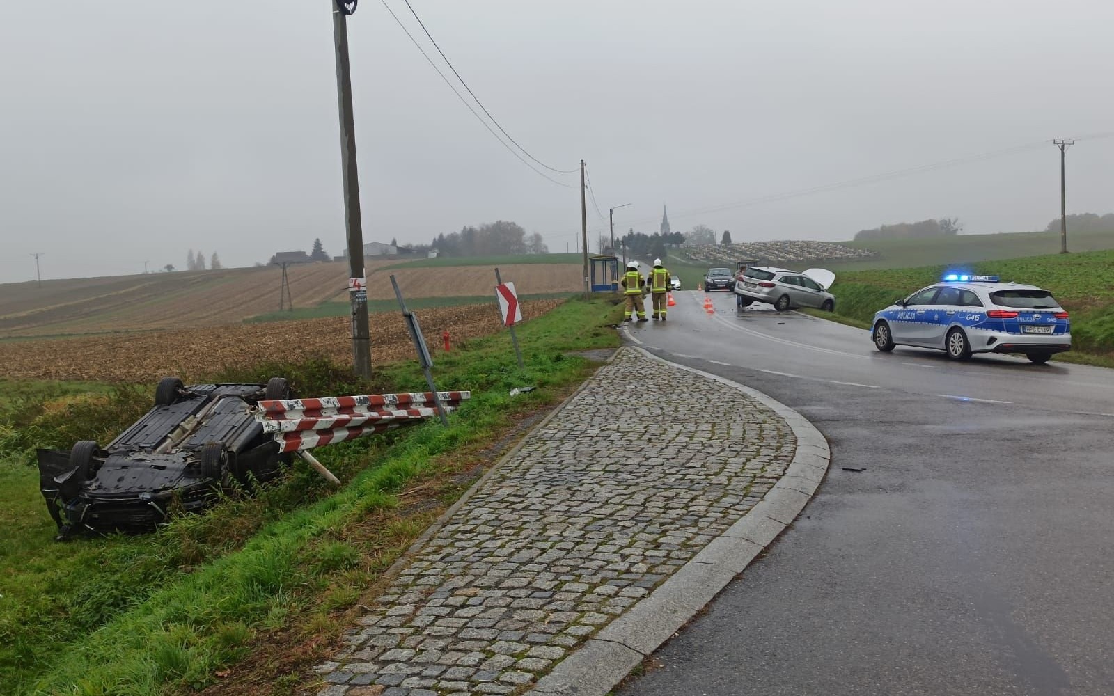 Dachowanie po zderzeniu dwóch aut w Osieku – 1,5-roczna dziewczynka w szpitalu