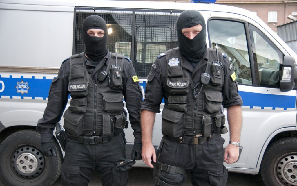 Nakaz opuszczenia mieszkania dla 20-latka z Oświęcimia – podejrzany o przemoc wobec babci