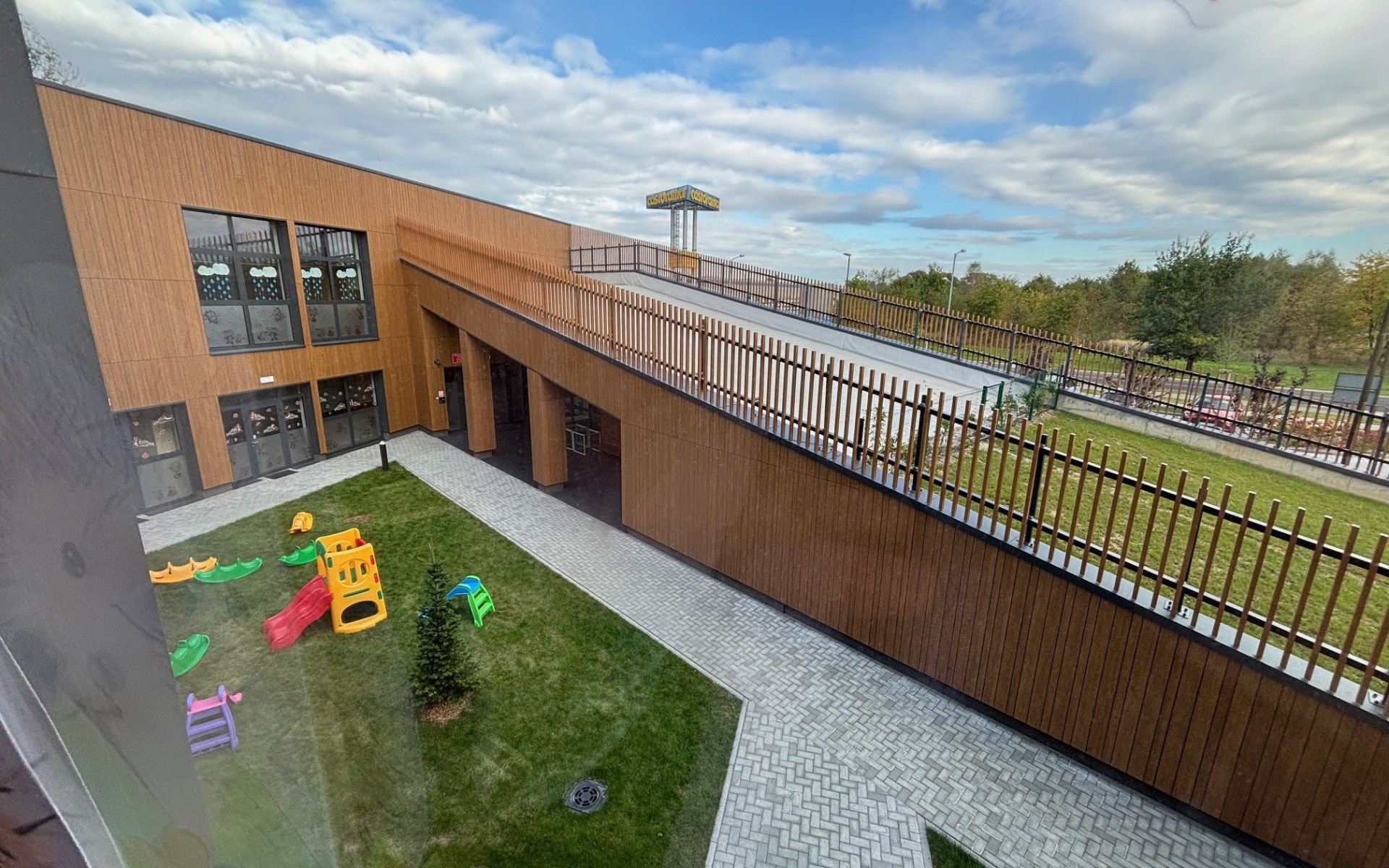 Wydali 19 milionów na żłobek, ale dach uniemożliwia montaż paneli fotowoltaicznych!