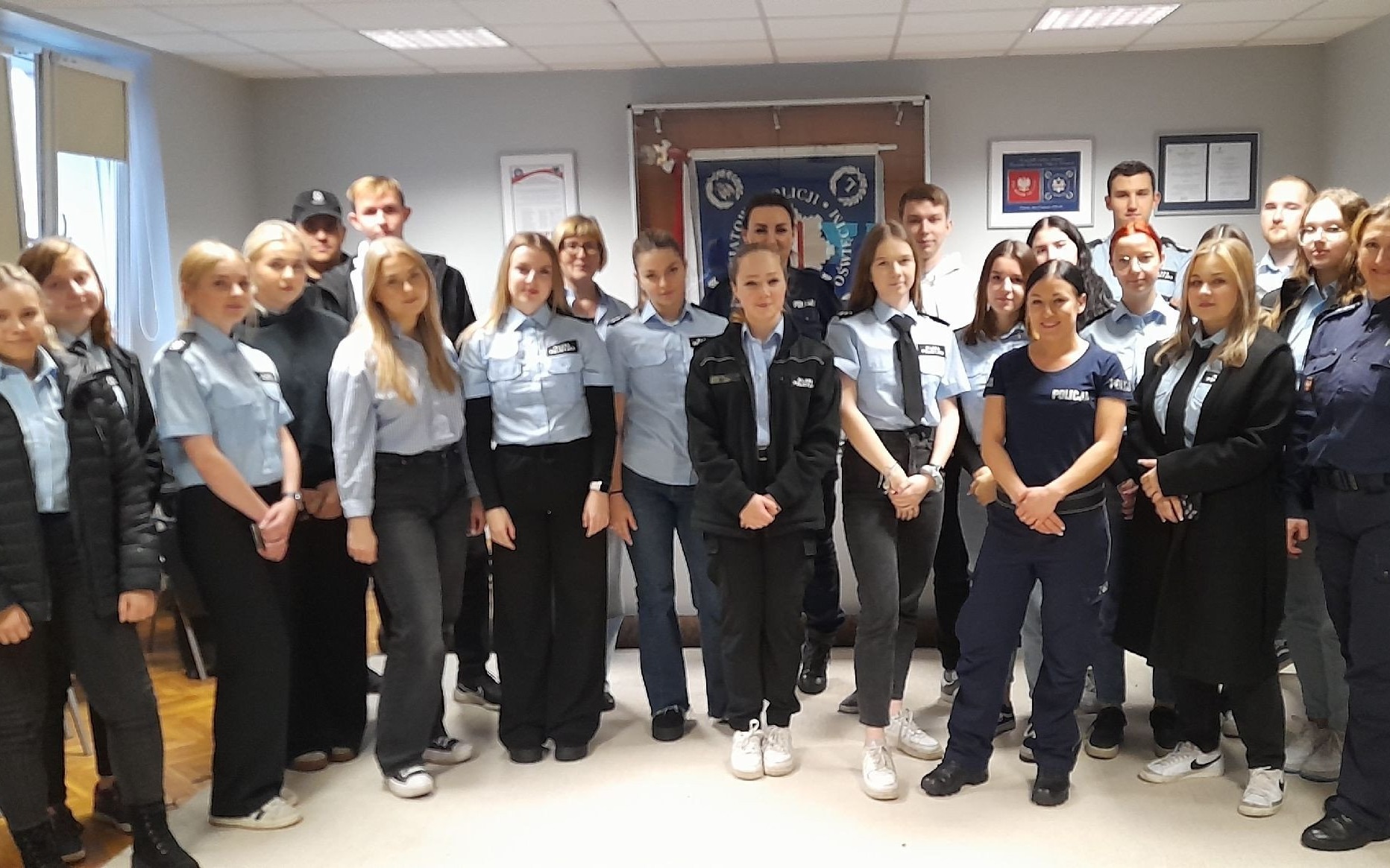 Jak wygląda praca w Policji? Uczniowie klasy policyjnej poznali tajniki zawodu w oświęcimskiej komendzie