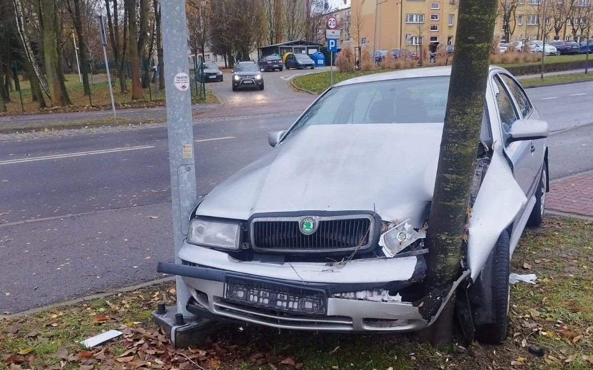 Kolizja drogowa na ulicy Dąbrowskiego w Oświęcimiu – kierowca w szpitalu