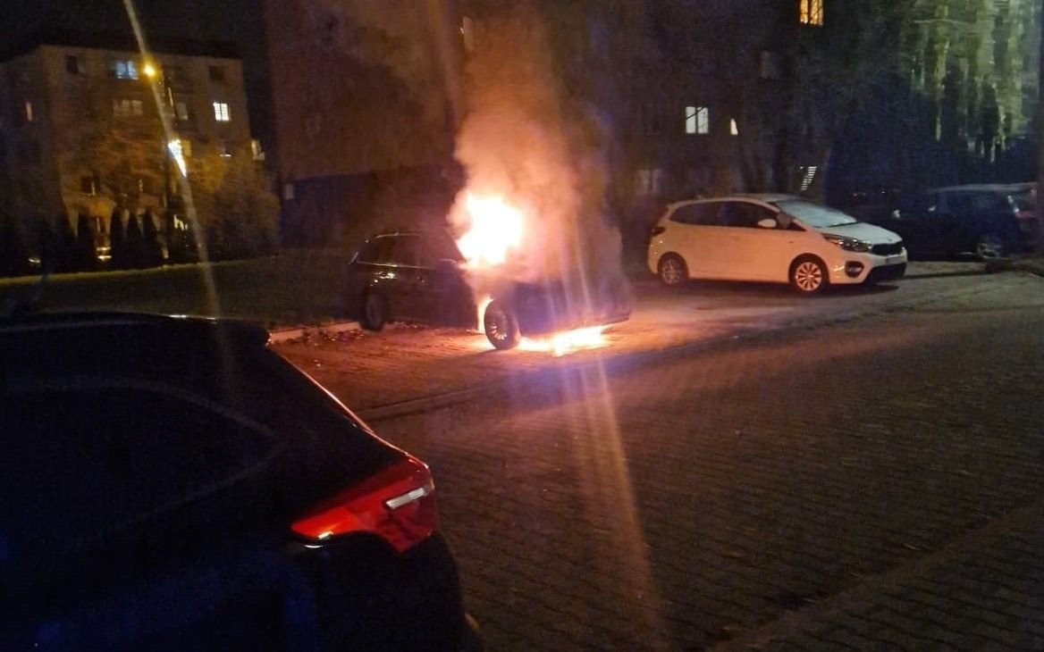 Pożar samochodu w Brzeszczach: Mieszkańcy zareagowali błyskawicznie