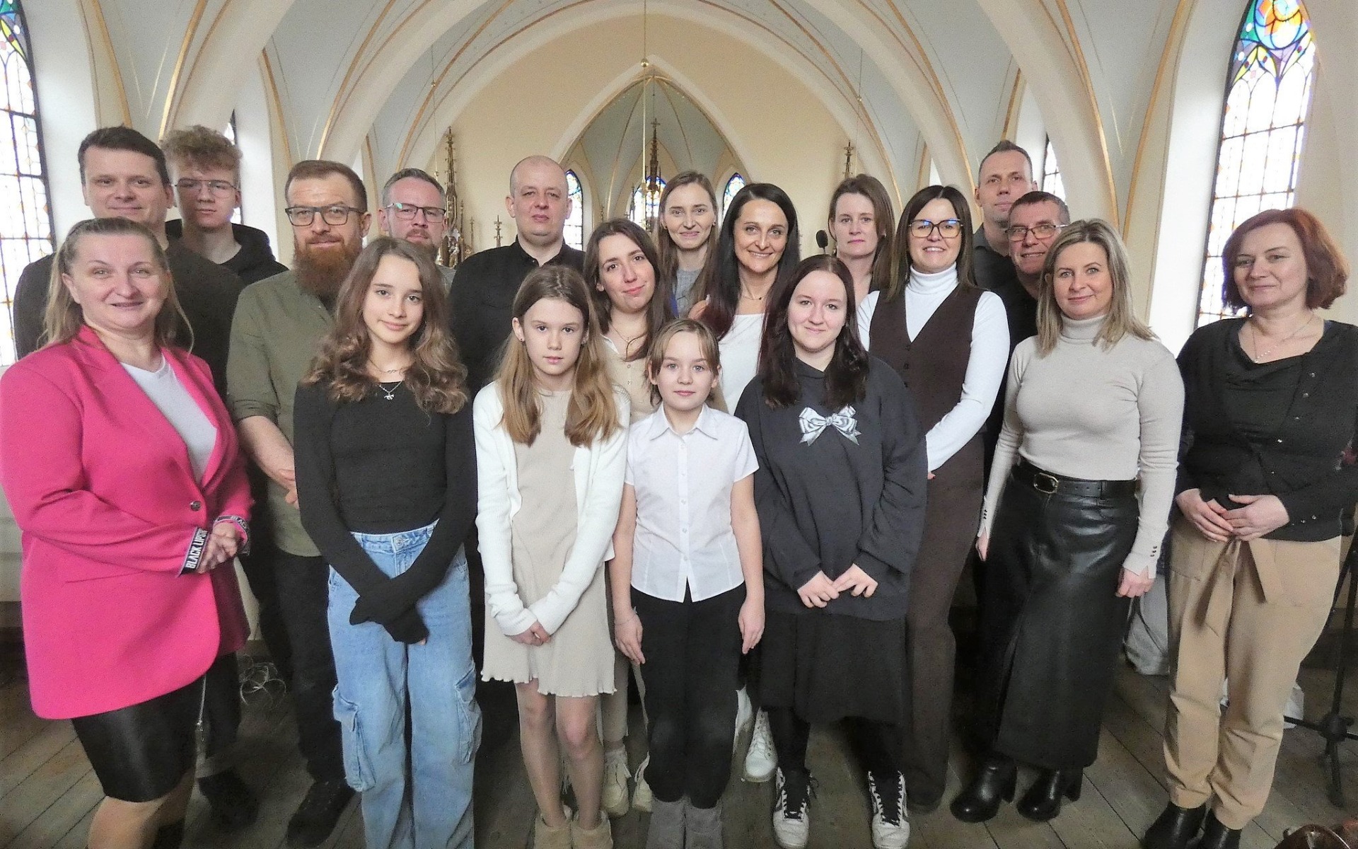 „Dusza Muzyki” w Osieku podbija serca wiernych! Dołącz do rozśpiewanej wspólnoty przy Parafii św. Andrzeja Apostoła