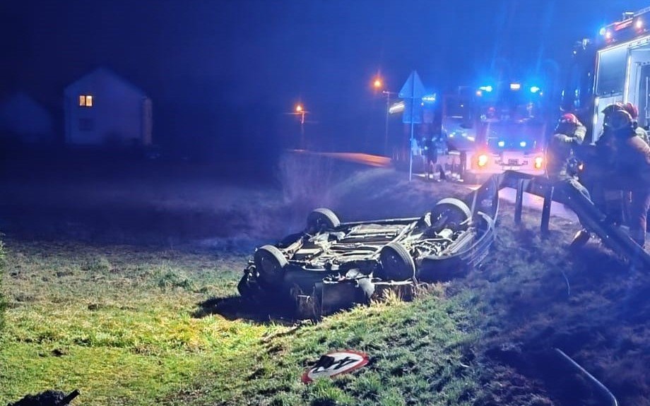 Dachowanie w Porębie Wielkiej! 30-latek wpadł do rowu przez nadmierną prędkość