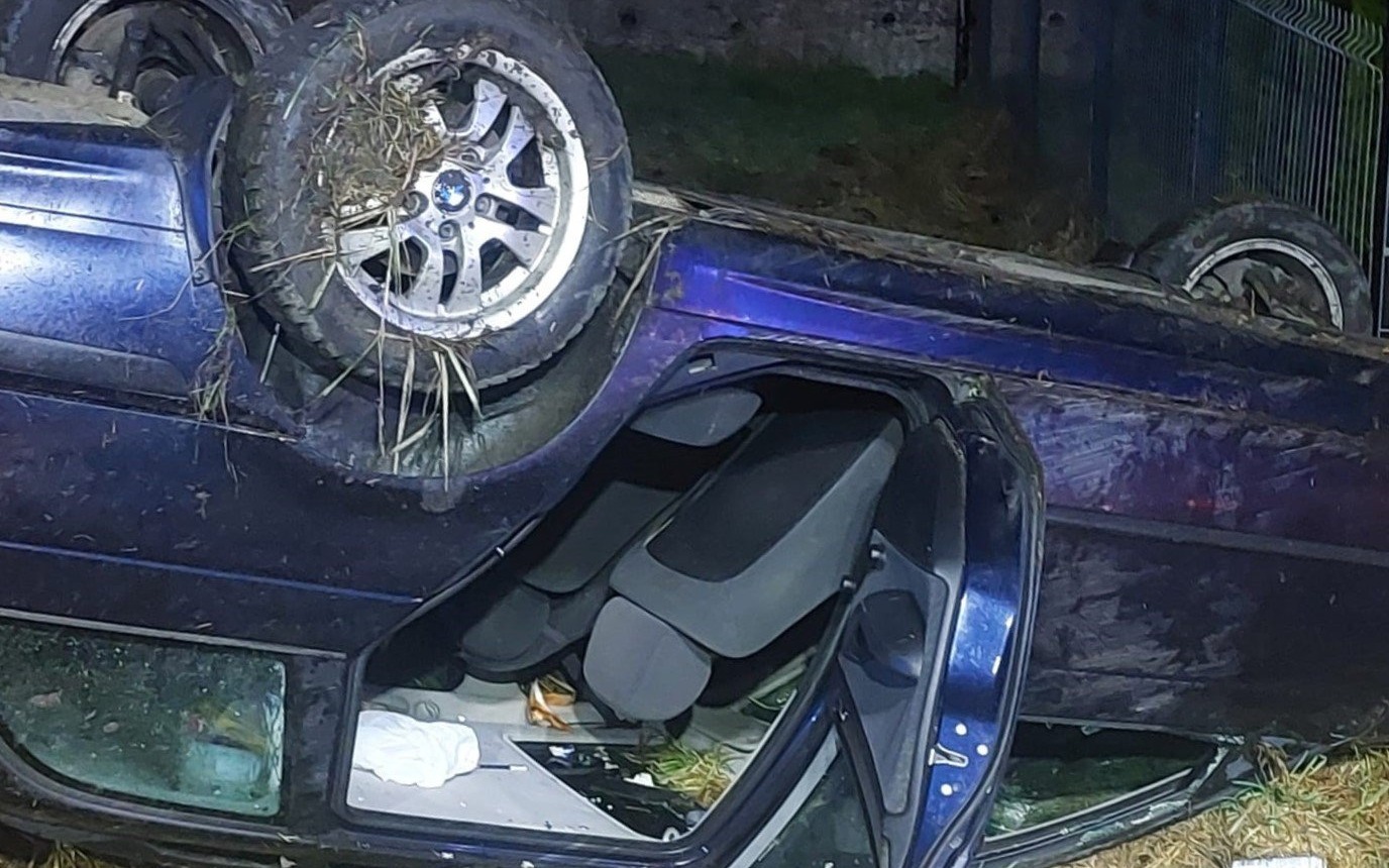 Brzeszcze: Dachowanie BMW na ul. Ofiar Oświęcimia – kierowca i pasażerka ranni