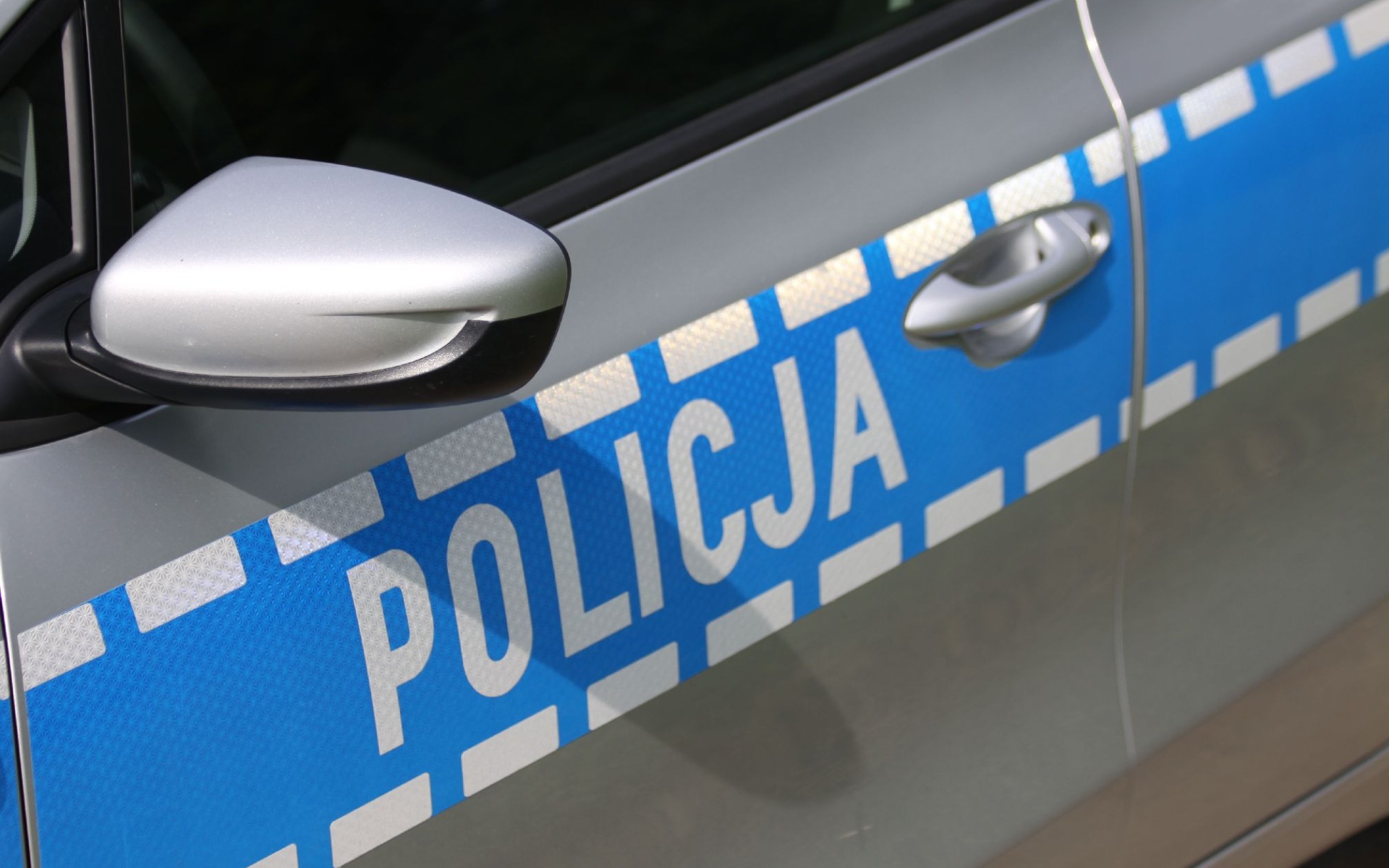 Dziewczynka uciekła przed kierowcą czerwonego auta. Policja wyjaśniła, co naprawdę się wydarzyło