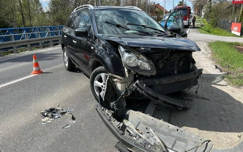 Kęty. Zderzenie renaulta z ciężarówką na ul. Krakowskiej. Sprawca miał 0,7 promila alkoholu