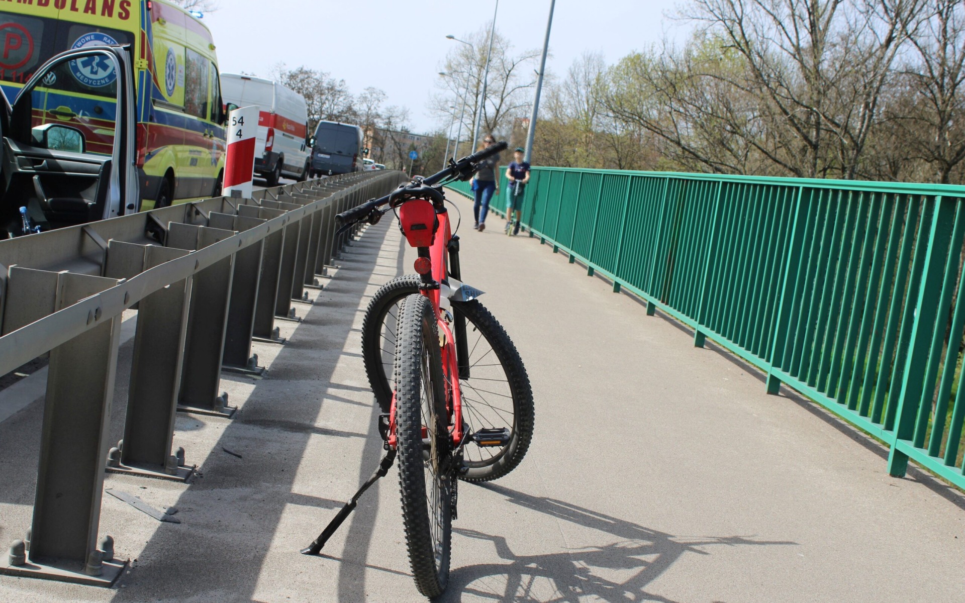 Zderzenie rowerzystów na moście Jagiellońskim w Oświęcimiu. Sprawca uciekł, policja prosi o pomoc