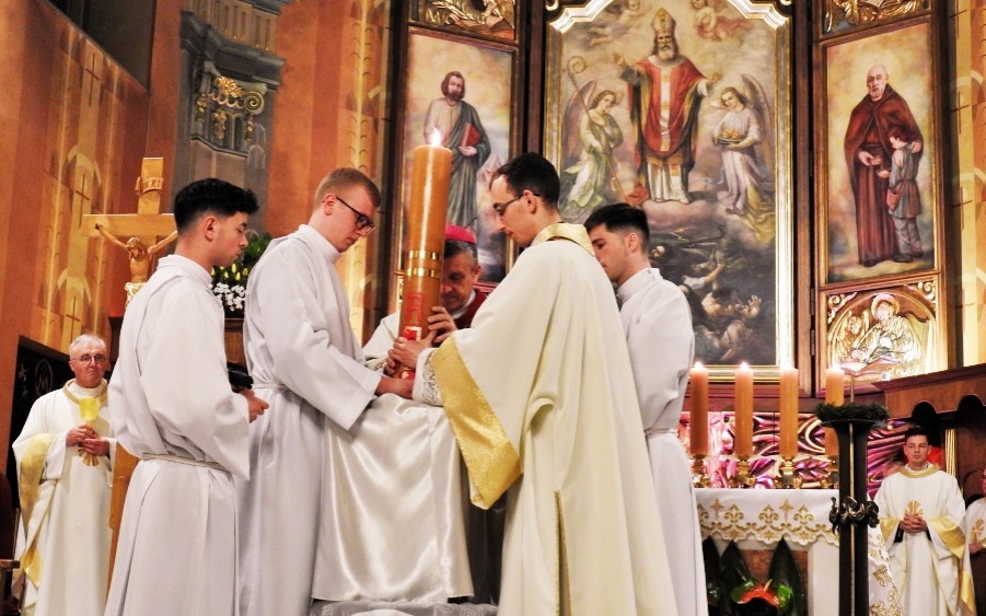 „Zbawienie to największy dar Boga” – wzruszająca homilia podczas Wigilii Paschalnej 2025