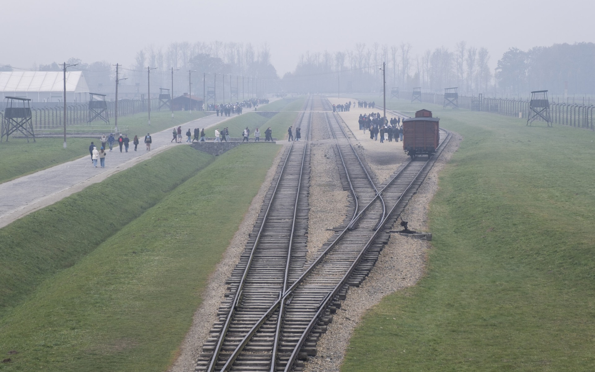 Zmiany w zasadach zwiedzania Auschwitz! Sprawdź, co musisz wiedzieć przed wizytą!