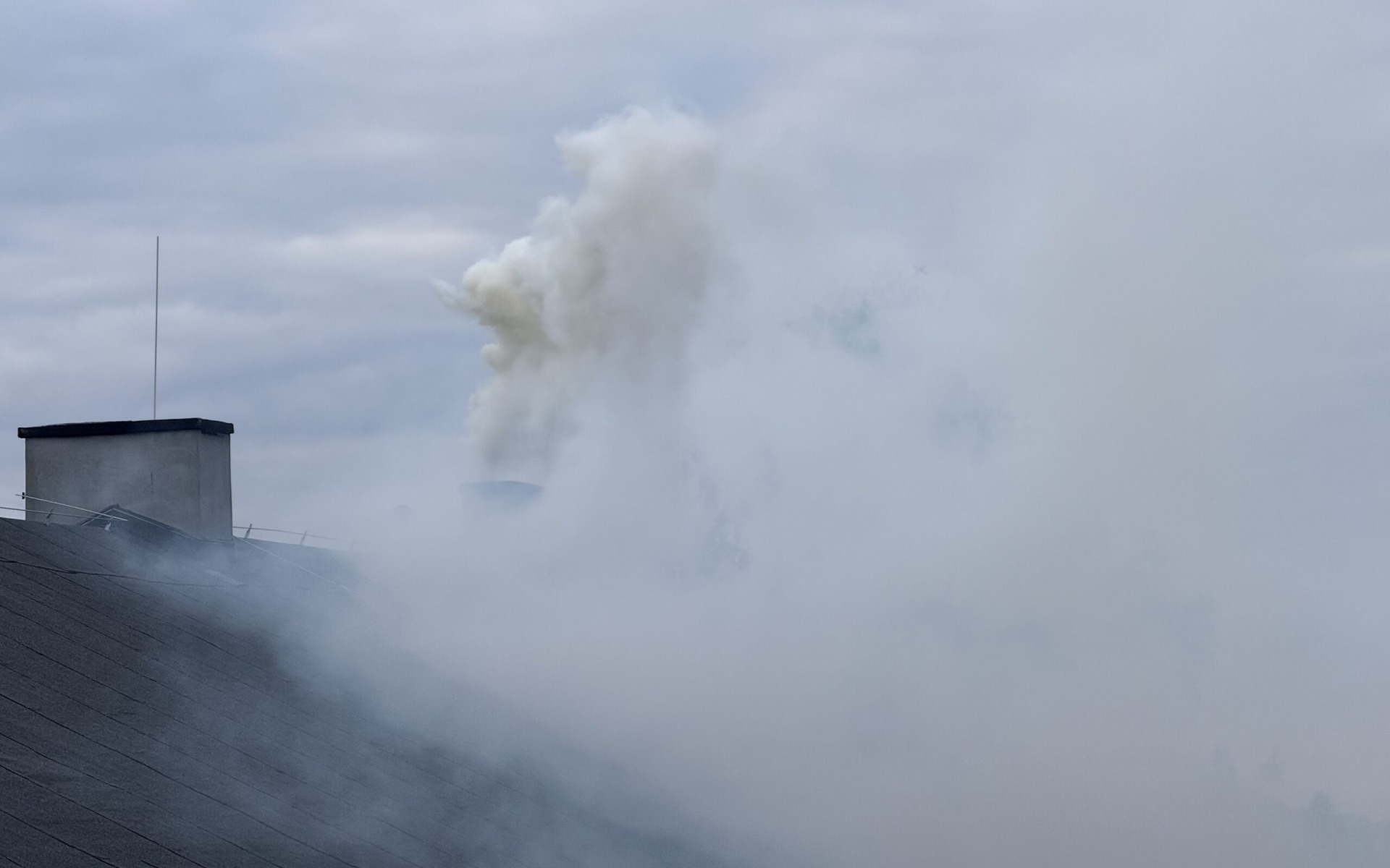 Habemus smog! Biały dym nie z Watykanu, a z komina w Oświęcimiu, niska emisja w pełnej krasie