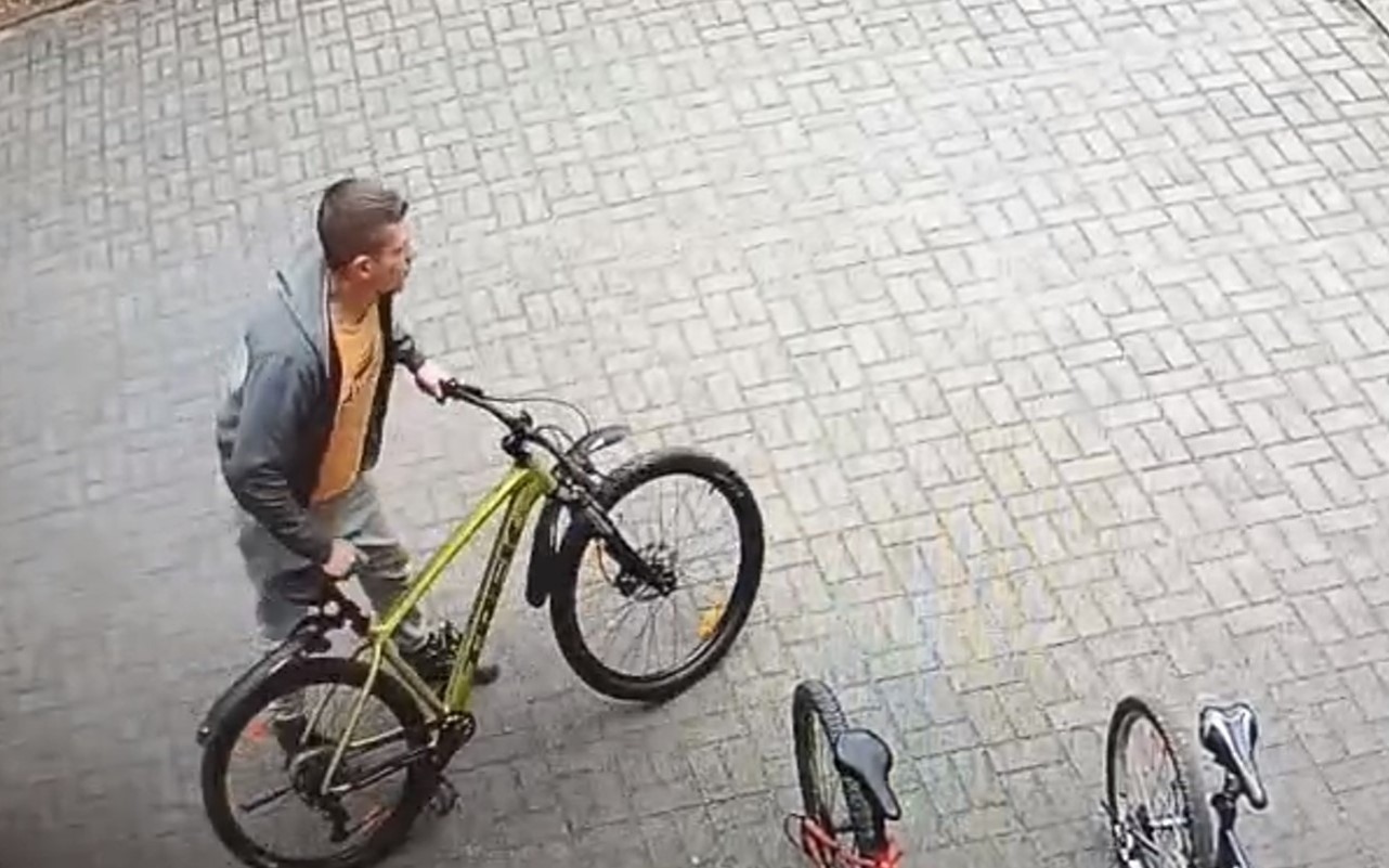 Oświęcim: Policja poszukuje sprawcy kradzieży roweru. Rozpoznajesz tego mężczyznę?