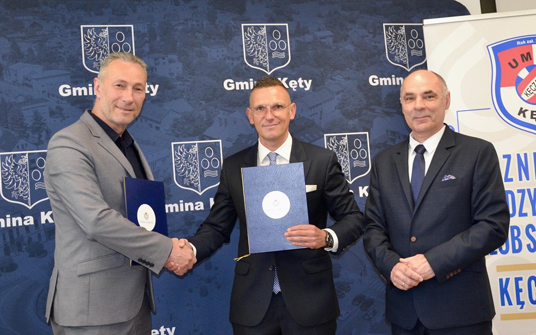 Z sercem dla sportu! Znana firma medyczna ponownie wspiera młodych siatkarzy z Kęt