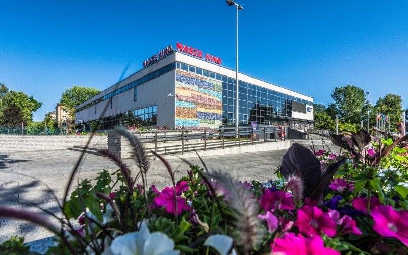 Kolorowe wakacje z OCK! Bezpłatne warsztaty, spektakle i gry – dla dzieci, młodzieży i dorosłych