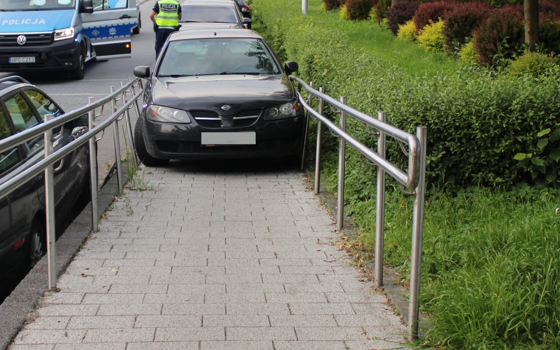 Oświęcim: Kierowca pod wpływem narkotyków wjechał na podjazd dla niepełnosprawnych – zareagowali świadkowie