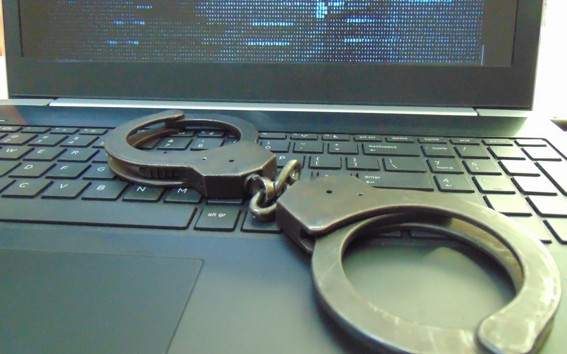 Kradzież 19 000 zł z konta bankowego mieszkanki gminy Zator podczas sprzedaży internetowej