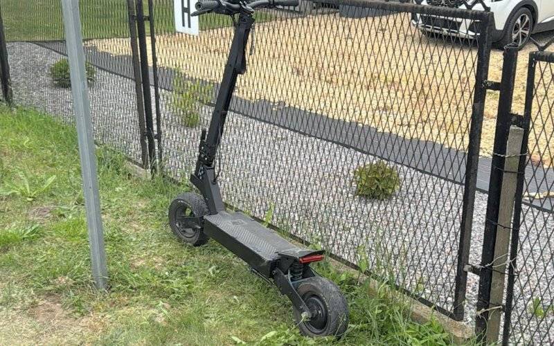 Tragiczny wypadek w Osieku: Dwoje dzieci na jednej hulajnodze – 14-latek w śpiączce!