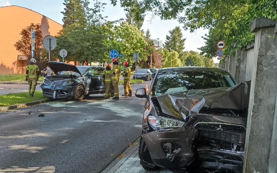 Kolizja w Oświęcimiu! 72-latka zderzyła się z luksusowym lincolnem – jedna osoba w szpitalu!