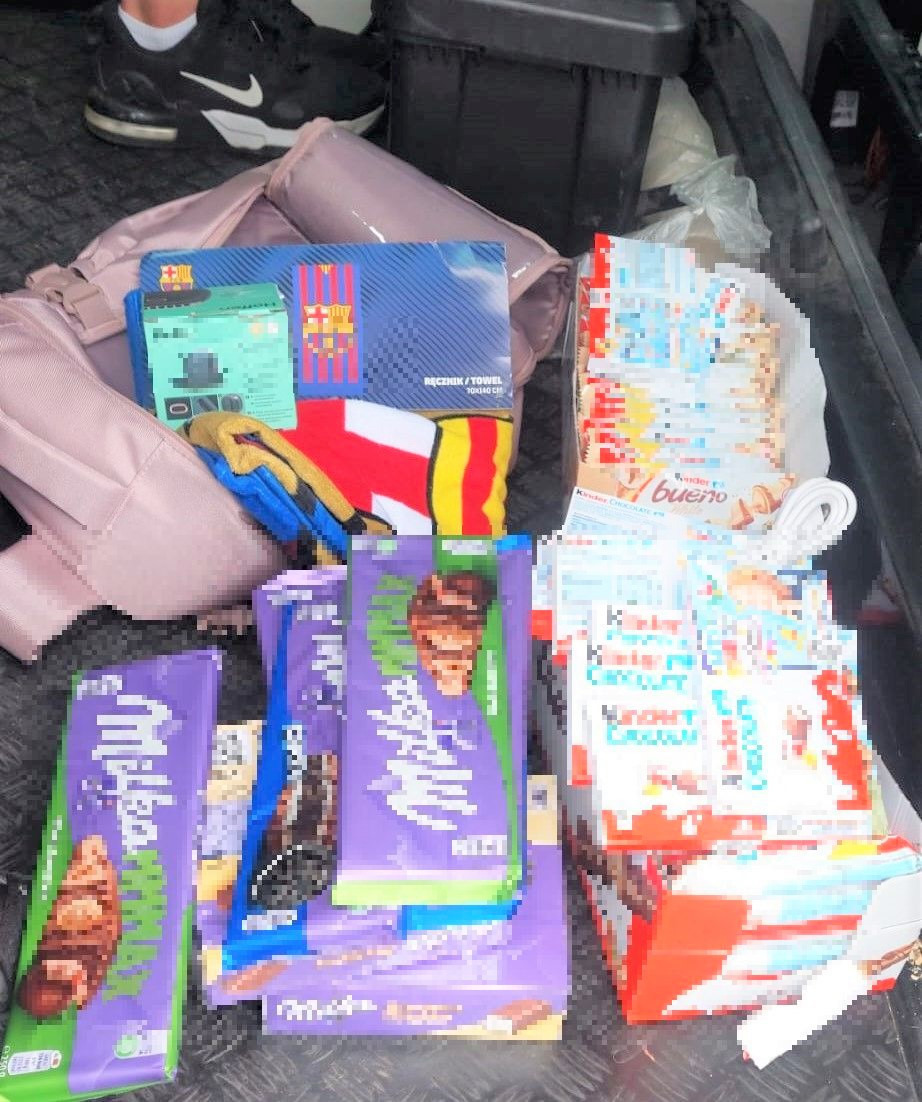 Z plecakiem pełnym słodyczy uciekał ze sklepu – wpadł… przy barze!