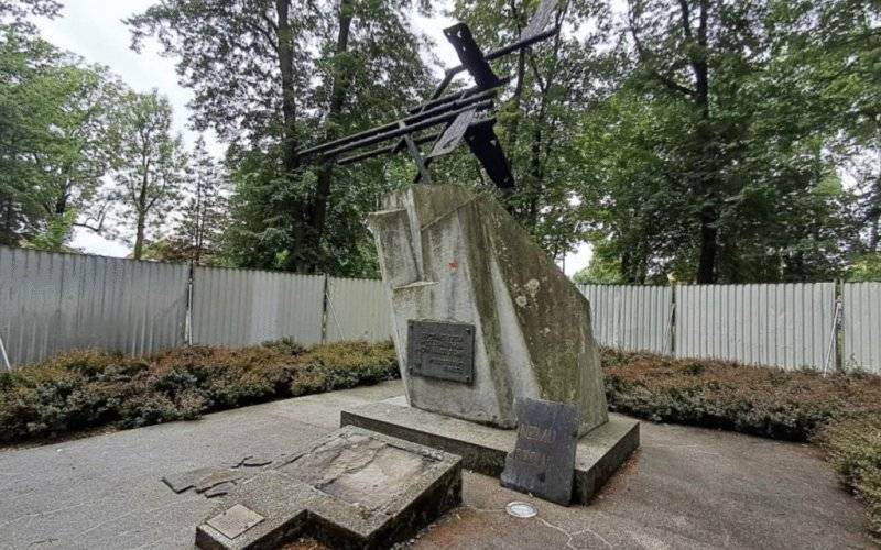 Brzeszcze: ruszyły prace konserwatorskie przy pomniku „Ku czci ofiar faszyzmu” w Parku Miejskim