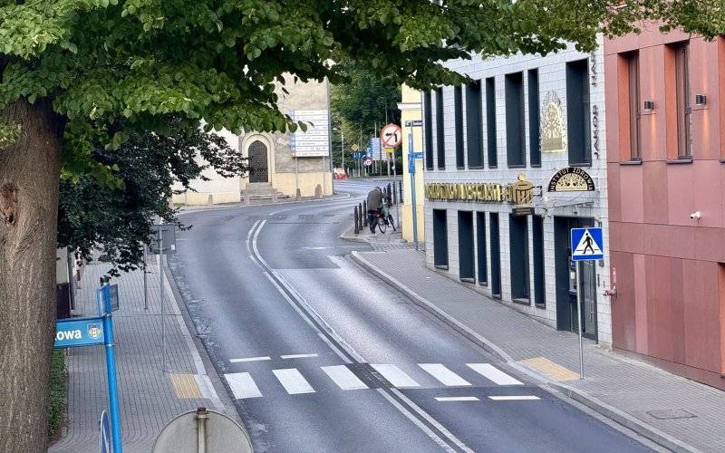 Zmiany na ul. Dąbrowskiego w Oświęcimiu. Zlikwidowano jedno z przejść dla pieszych – będzie bezpieczniej